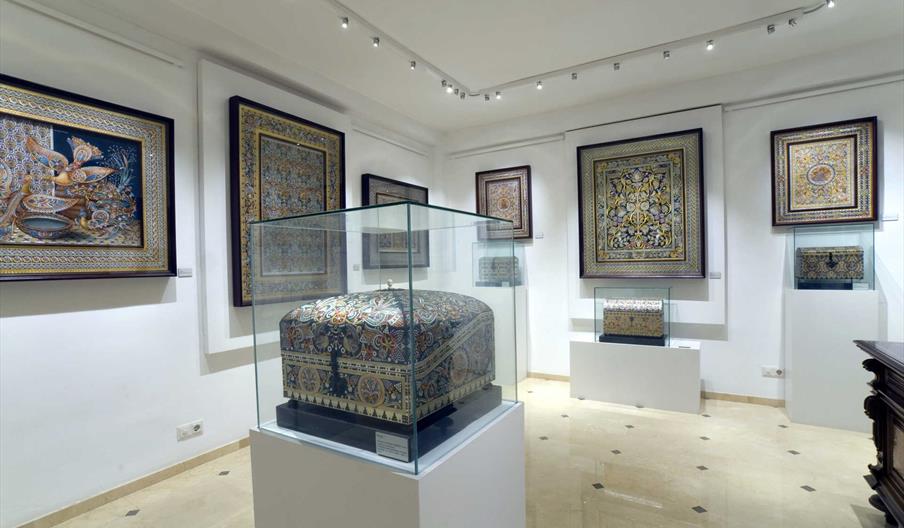 Una de las salas de exposición del guadamecí omeya