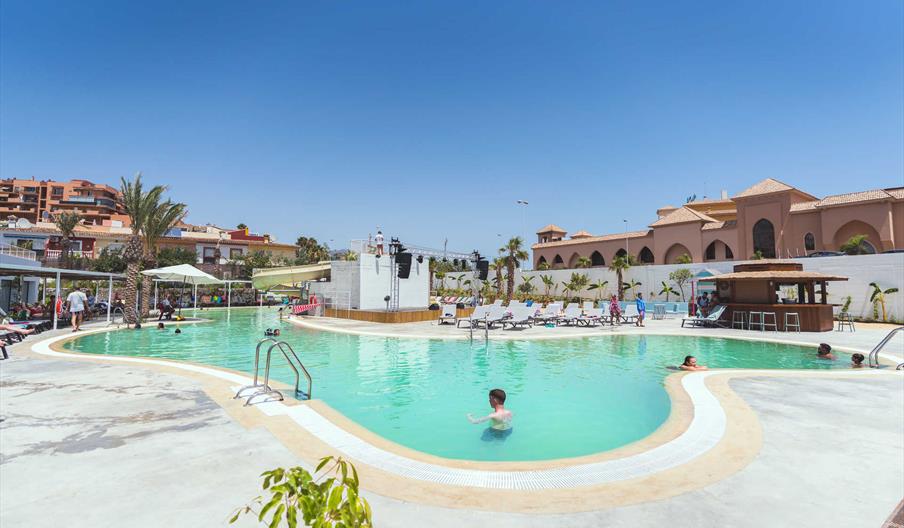 Piscina y Zona de Ocio