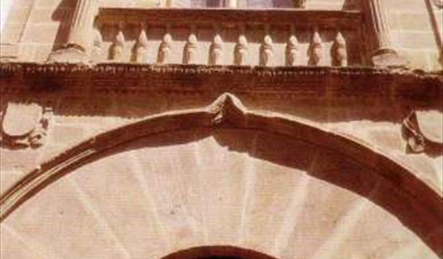 Portada Plateresca de la calle Gradas