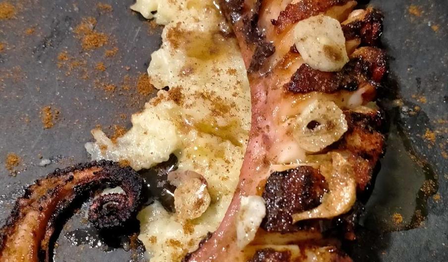 Pata de pulpo a la plancha con puré de patatas