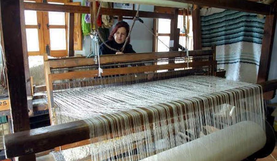 Ana Martinez en su telar de jarapas