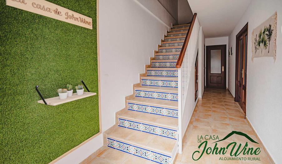 Entrada y acceso a la primera planta.