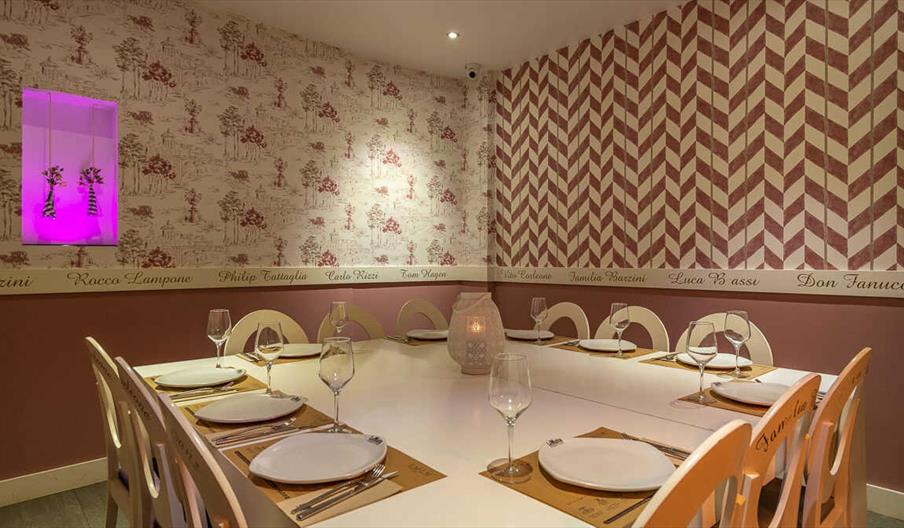 Restaurante La Mafia se sienta en la mesa