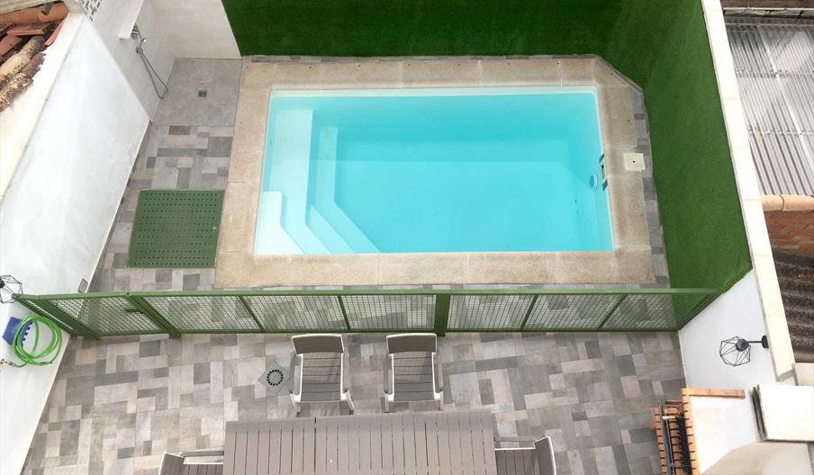 Vistas a la piscina privada, patio y barbacoa