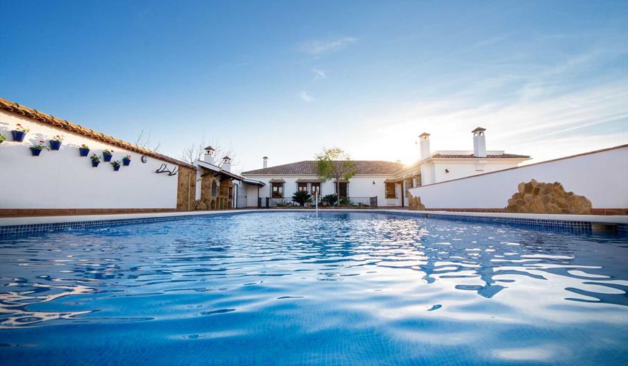 Piscina de 9 x 5 x 1,50 con cloración salina, de agua salada.