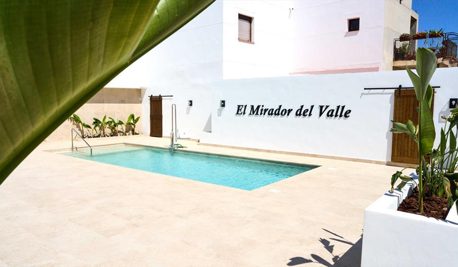 Piscina de agua salada en el patio interior