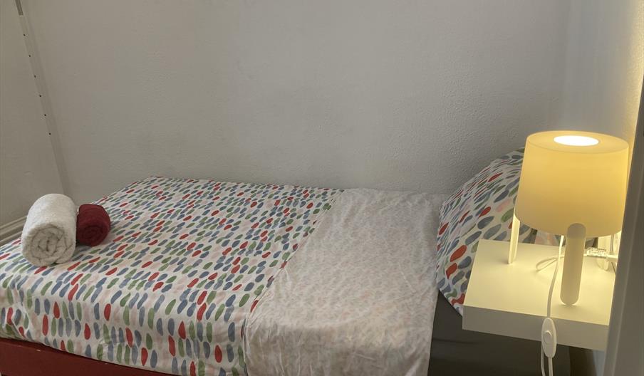 Habitación con baño compartido cerca del metro