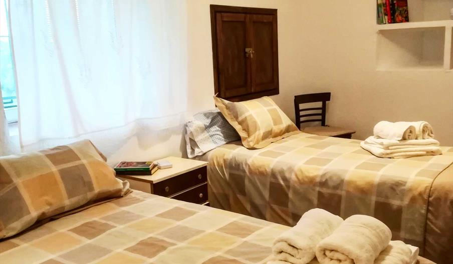 Dormitorio doble con vistas a la dehesa