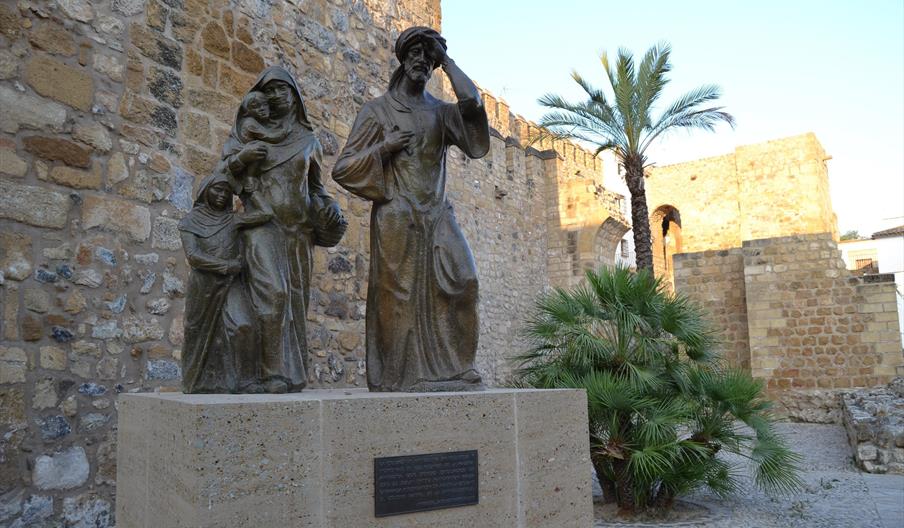 Grupo Escultórico "Homenaje a los Antiquiries"