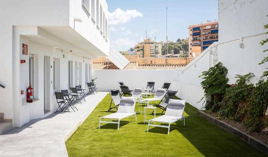 COMPLEJO LUMINOSO, SOLEADO Y TRANQUILO.