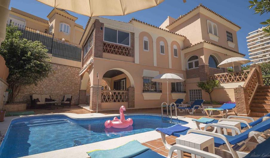 Prachtige villa, zwembad, centraal, 350 m van zee.