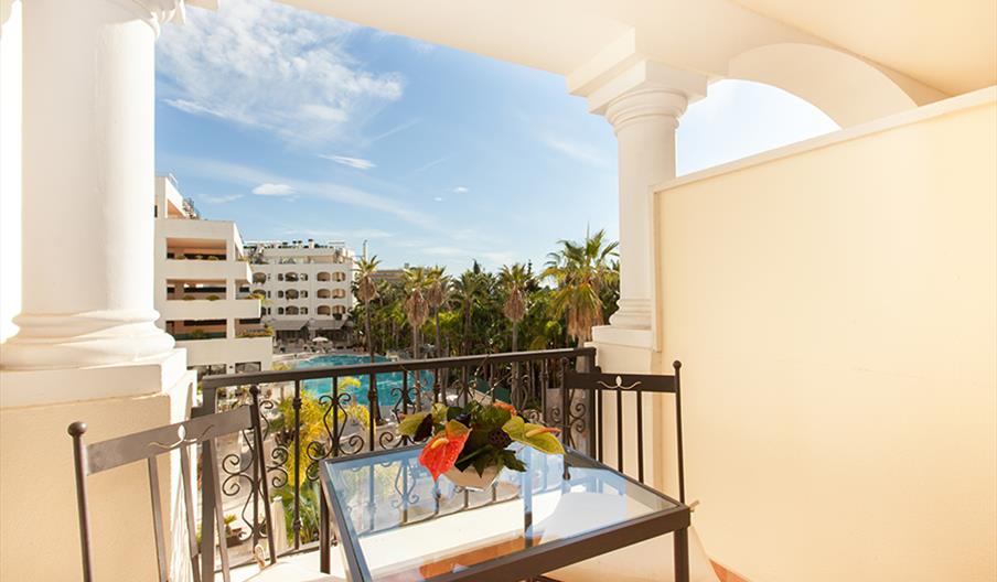 Apartamentos Guadalpin Suites