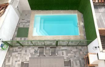 Vistas a la piscina privada, patio y barbacoa